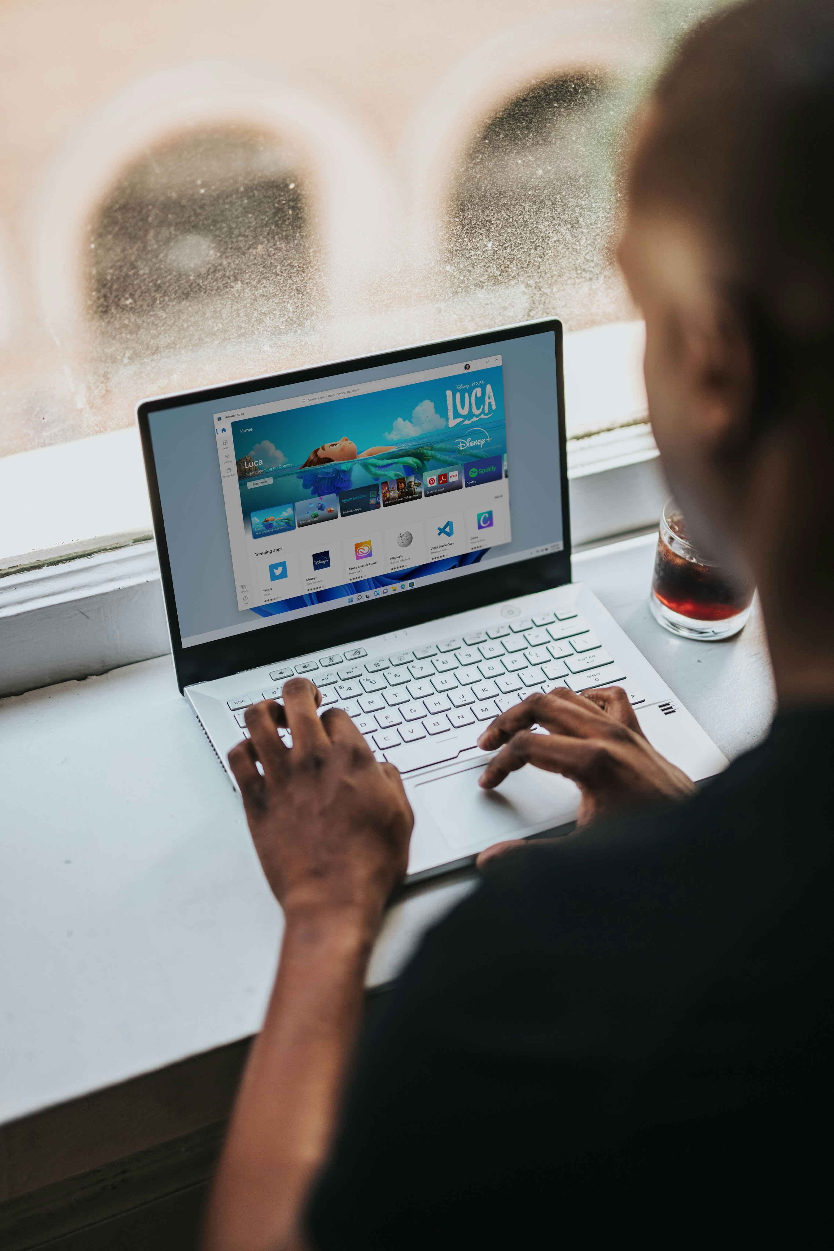 windows-6UBGkIbcfQI-unsplash 1